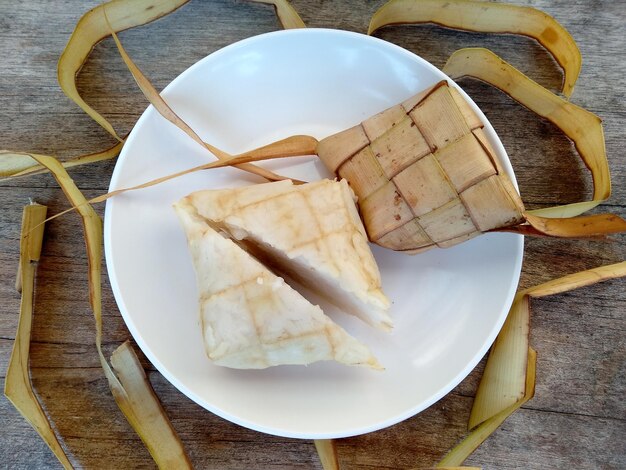 Foto ketupat o gnocco di riso su un piatto cibo culinario indonesiano