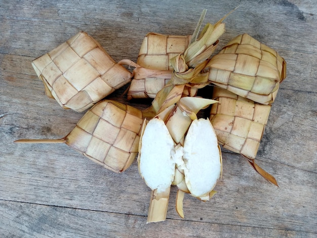 Ketupat o gnocco di riso su sfondo di legno cibo culinario indonesiano