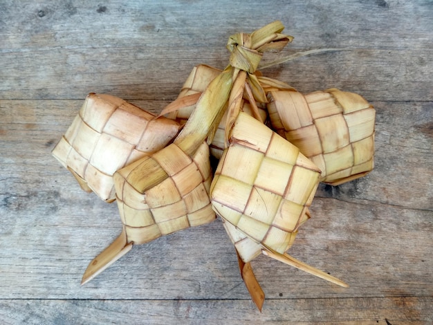 Gnocco di riso ketupat su fondo in legno