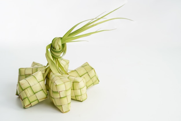 흰색 위에 Ketupat