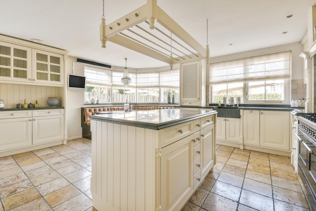 Keuken en eetkamer in modern appartement