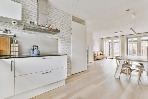 Keuken en eetkamer in modern appartement