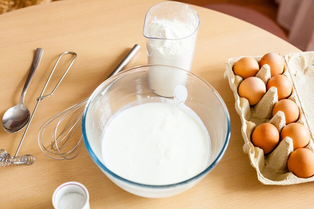 Keuken en tafel, bakken, kommen met meel, melk, suiker, heerlijk ontbijt voor het gezin, koken met kinderen