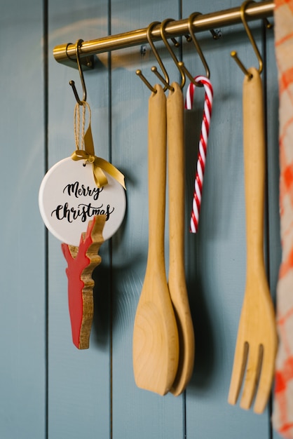 Keuken houten spatels en vork Vit aan een haak in de keuken, kookaccessoires en kerstboomspeelgoed