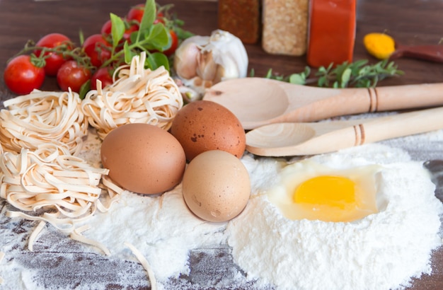 keuken ingrediënten voorbereiding van spaghetti op hout