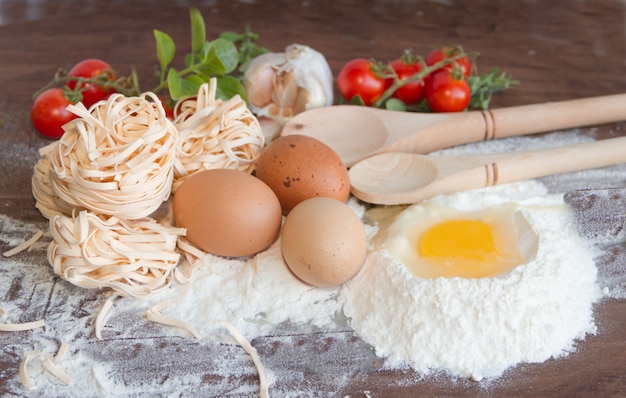 keuken ingrediënten voorbereiding van spaghetti op hout