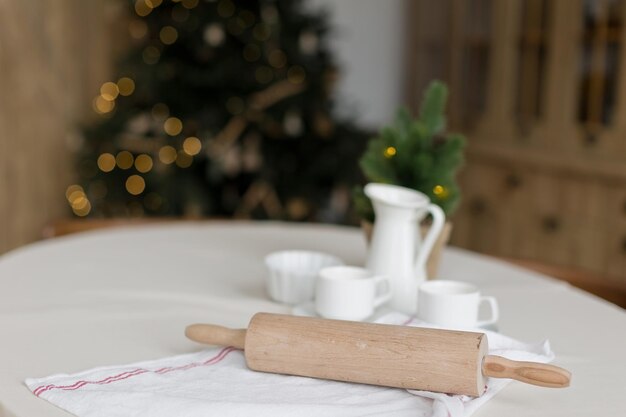 Keuken interieur met gebruiksvoorwerpen op tafel