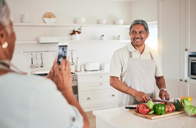 Keuken koken ouder echtpaar of telefoonfoto van senior man echtgenoot of voedingsdeskundige persoon met geheugenfoto Veganistisch eten liefde of mensen die gelukkig zijn of groenten ingrediënten bereiden voor de lunch