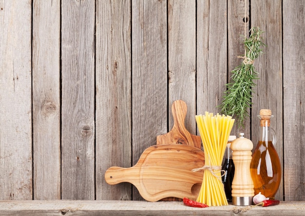 Keuken kookgerei en kruiden op plank