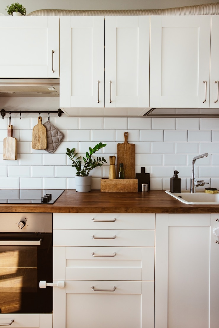 Foto keuken messing keukengerei chef accessoires hangende keuken met witte tegels muur en houten tafelblad groen...
