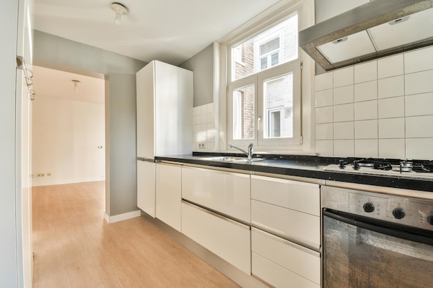 Keuken met hedendaagse meubels en apparaten