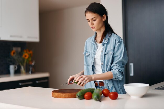 Keuken schoonheid jonge blanke vrouw gezond koken met verse groenten een portret van een huishouden