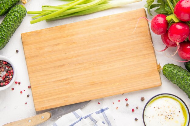 Foto keuken snijplank, salade ingrediënten rond. plaats voor kopie ruimte