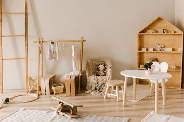 Keuken witte houten keuken met eethoek in Scandinavische stijl versierd met mimosa