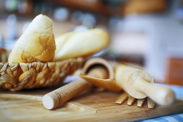 Keukenaccessoires op tafel