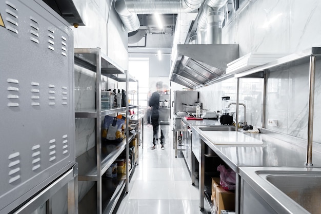 Keukenapparatuur in professionele keuken in een restaurant