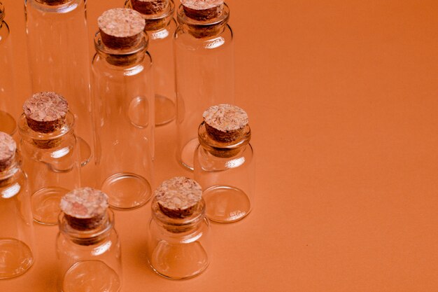 Keukenbekers op een bruine close-up als achtergrond Houten stoppers op glazen potten