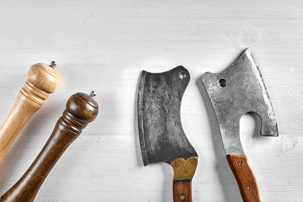 Keukenbijl mes cleaver cutter met houten handvat Axe op lichte achtergrond met kruiden Axe voor vlees Vintage