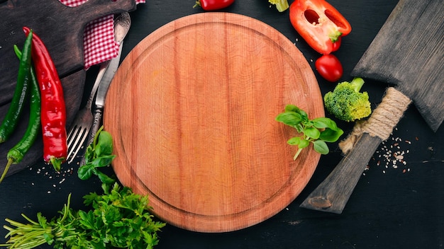 Keukenbord met verse groenten Op een houten tafel Bovenaanzicht Vrije ruimte voor tekst