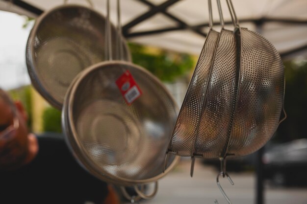 Keukengerei op de straatmarkt