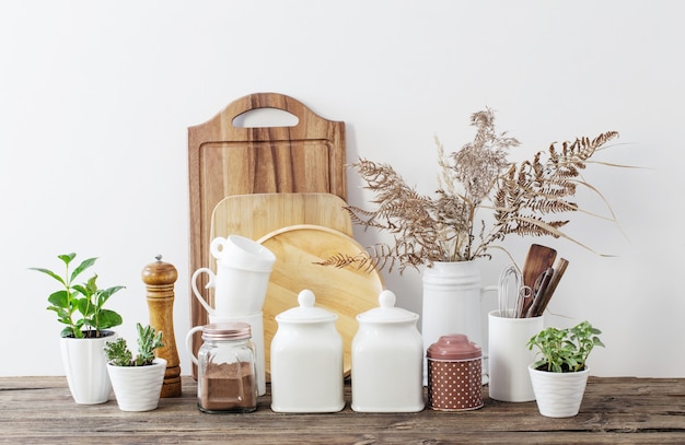 Keukengerei op houten tafel in witte keuken