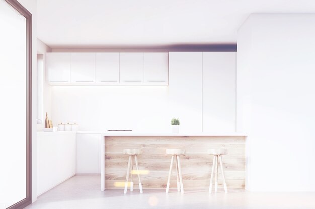 Keukeninterieur met licht houten meubelen, witte kasten, een toonbank en drie krukken. Groot wit wandsegment in de hoek. 3D-weergave. Bespotten.