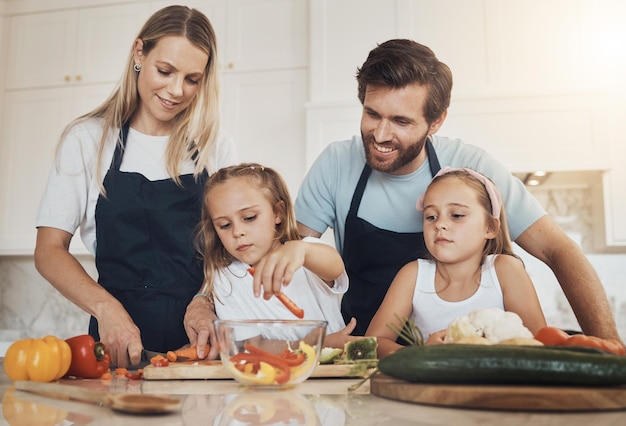 Keukenmeisjes en ouders met liefde koken en ingrediënten met ondersteuning gezond eten en eten Familie kinderen en moeder met vader kinderen en thuis met binding recept en onderwijs met hulp