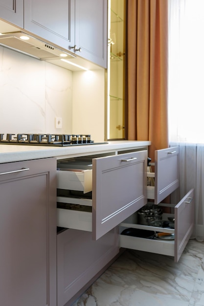 Keukenmeubels in een moderne stijl in een nieuw appartement