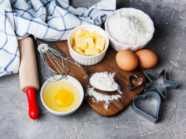 Keukentafel met bakselingrediënten