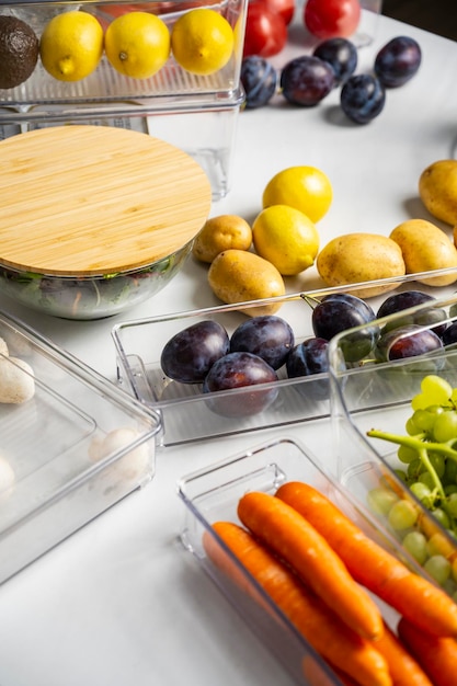 Keukentafel met eten Om het diner te koken Kook eten