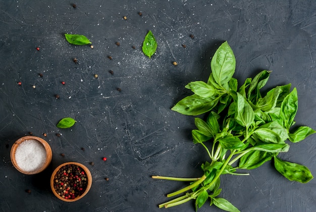 Keukentafel met ingrediënten, Italiaans eten