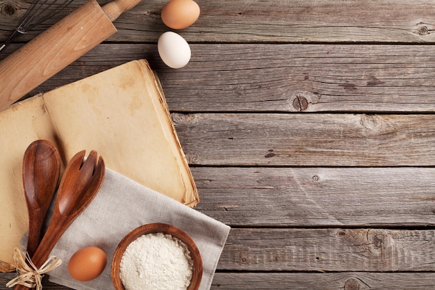 Keukentafel met kookgerei en ingrediënten