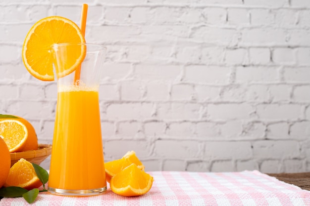 Keukentafel met kruik jus d'orange op witte bakstenen muur