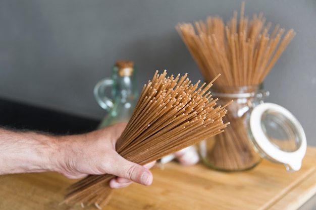 Keukentafel met spaghetti-olie en kruiden