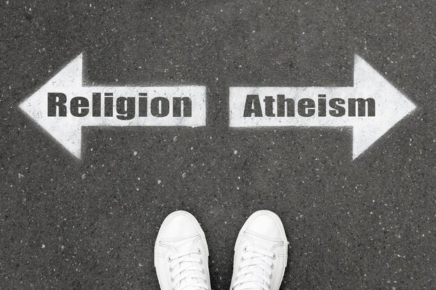Foto keuze tussen atheïsme en religie vrouw die op de weg staat bij pijlen die de bovenkant markeren
