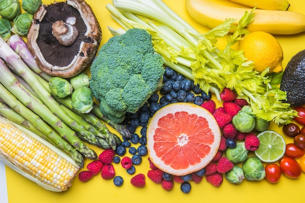 Keuze uit gezonde voeding voor hartlevensconcept op een gekleurde achtergrond met kopieerruimte bovenaanzicht Voedingsmiddelen inclusief groenten fruit gezond eten fitness