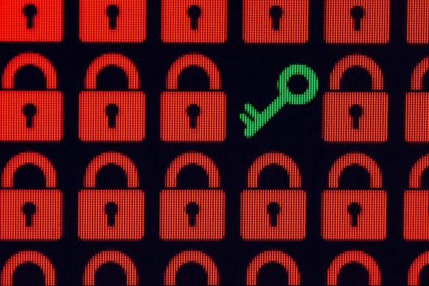開かれた個人情報へのアクセスまたはハッキングのシンボルとしてのキー赤いピクセルロックと緑のキー