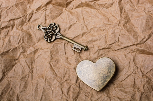 Ключ и сердце для концепции Валентина и обещание любви