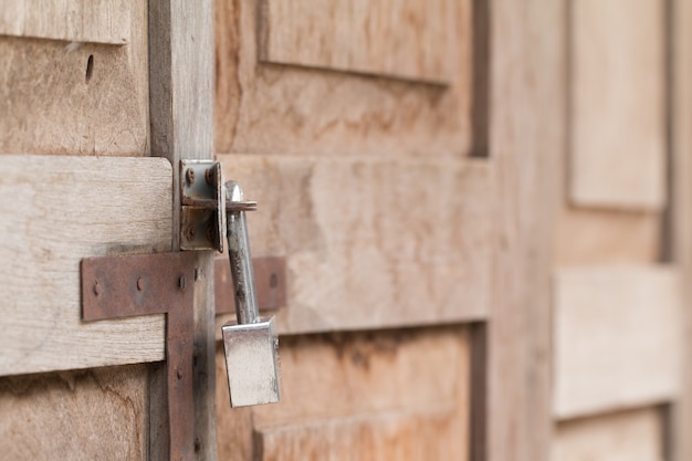 Photo a key locked on wooden door, locked door