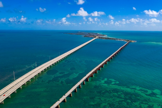 キーウェスト島のフロリダ州高速道路と海に架かる橋の上空からの眺め