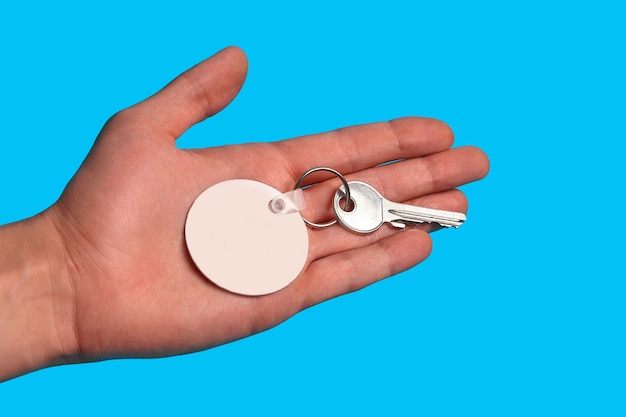 Фото Ключ с пустым белым пластиковым брелком на металлическом кольце