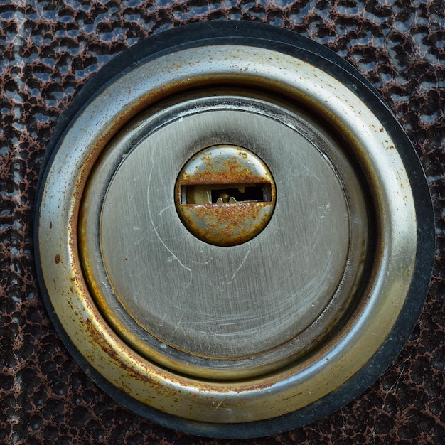 Foto il buco della chiave nella porta di ferro