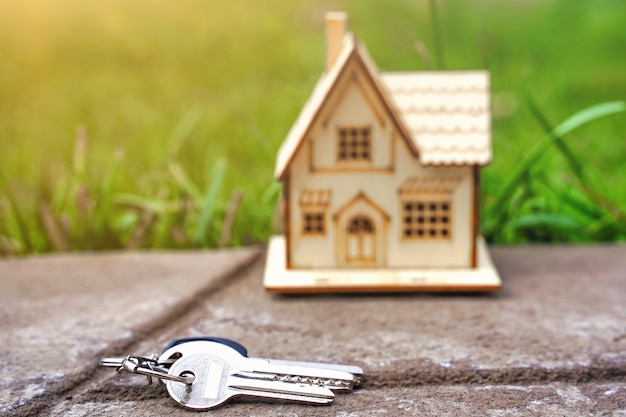 Ключи и модель деревянного дома концепция сдачи в аренду продажа или покупка недвижимости инвестировать ...
