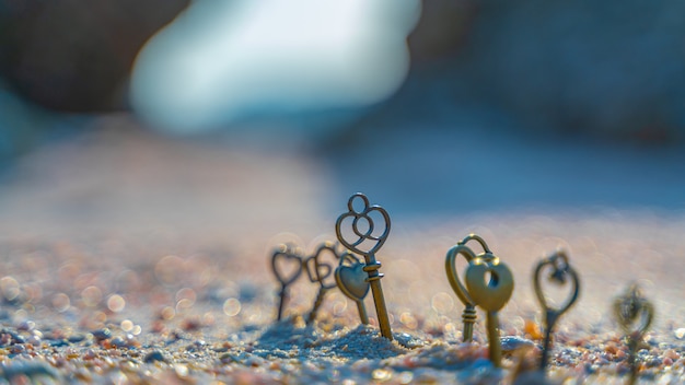 Foto chiavi sulla spiaggia di sabbia