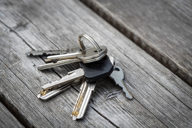 The keys that fell out lie on the bench. don't get into the house. High quality photo