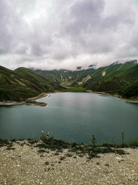 2021년 6월 러시아 체첸의 코카서스 산맥에 있는 Kezenoyam 호수