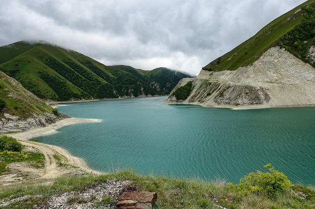 チェチェンロシアのコーカサス山脈のケゼノイアム湖2021年6月