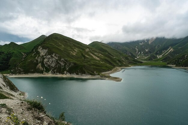 Озеро Кезеноям в горах Кавказа в Чечне, Россия, июнь 2021 г.