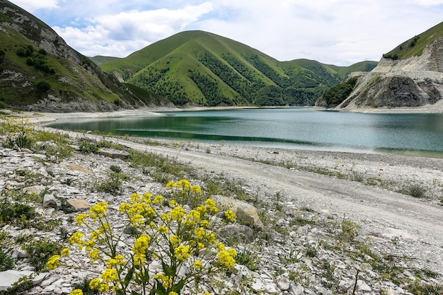 Foto lago kezenoyam nelle montagne del caucaso in cecenia russia giugno 2021