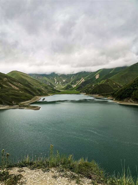 Kezenoyam-meer in het Kaukasusgebergte in Tsjetsjenië, Rusland Juni 2021